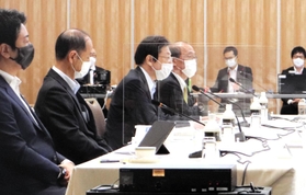 指定都市市長会議で武田良太総務相と意見交換する久元喜造神戸市長（中央）＝５日午後、東京都千代田区