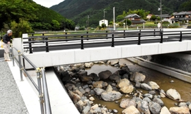 架け替えで橋脚のなくなった平瀬橋＝宍粟市一宮町河原田