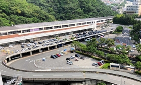 現在の新神戸駅前。一般車と公共交通機関の乗降場が点在している（神戸市提供）