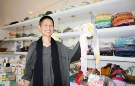 アート建築を活用した新店舗と玉木新雌さん＝東京都町田市