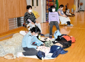 宍粟市山崎町に高齢者等避難が発令され、小学校に避難した住民ら＝７日午後８時４４分、宍粟市山崎町神谷、河東小学校（撮影・村上晃宏）