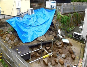 前日からの大雨の影響で崩れた住宅地の石垣＝８日午前、神戸市兵庫区熊野町４（撮影・中西幸大）