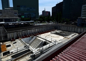 都心に出現した“遺跡”のような、ＪＲ三ノ宮駅の旧ターミナルビルの一部＝神戸市中央区