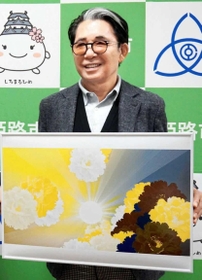 姫路市役所で緞帳のデザイン画を披露する高田賢三さん＝２０１８年１２月、姫路市安田４