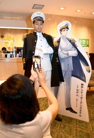 動画のライブ配信番組に登場した「ＫＯＢＥ艶男（アデメン）プロジェクト」の男性モデル＝神戸市中央区相生町４（撮影・坂井萌香）