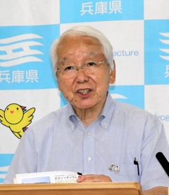 定例会見で新型コロナウイルスの感染再拡大に警戒感を示した井戸敏三知事＝１２日午後、兵庫県庁（撮影・大島光貴）