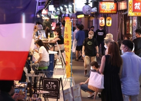 まん延防止解除で営業時間が３０分延長された飲食店街＝１２日午後７時３２分、神戸市中央区北長狭通１