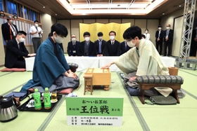 ７番勝負の第２局で初手を指す豊島将之竜王（右）。左は藤井聡太王位＝１３日午前、北海道旭川市、花月会館