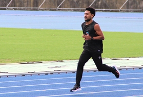 五輪に向け、１人で練習するカラロ・ヘポイテロト・メイブカ選手＝加古川運動公園陸上競技場