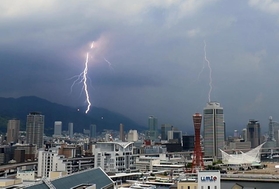 神戸市上空を走る稲光＝１４日午後０時２７分、神戸市中央区東川崎町から（撮影・山崎　竜）