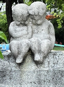 西宮中央運動公園にある２人の童子＝西宮市