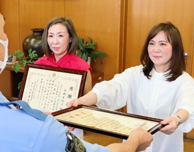 感謝状を受け取る高木裕美さん（右）と赤穂有紀子さん＝長田署