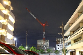 建設中の神戸市西区役所で夜間も伸びたままのクレーン＝６月１１日夜、神戸市西区糀台５