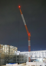 建設中の神戸市西区役所で夜間も伸びたままのクレーン＝６月１１日夜、神戸市西区糀台５