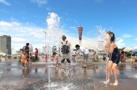 神戸新聞next 総合 近畿で梅雨明け 昨年より１５日早く 各地で真夏日 子どもら早速水遊び