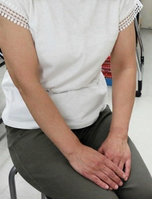 新型コロナの影響で勤務先が閉店し自己都合退職を求められた女性＝神戸市内