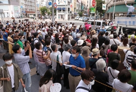 立ち止まって候補者の演説を聞く有権者ら。１７日間の舌戦が終わった＝１７日午後、神戸市中央区（撮影・長嶺麻子、画像の一部を加工しています）