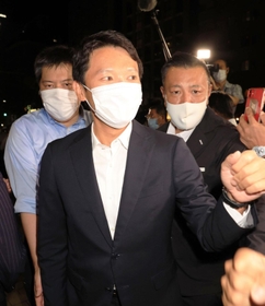 当選確実となり、事務所前に姿を現した斎藤元彦氏＝１８日午後８時５分、神戸市中央区布引町３（撮影・吉田敦史）
