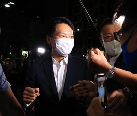 当選確実となり、事務所前に姿を現した斎藤元彦氏＝１８日午後８時５分、神戸市中央区布引町３（撮影・吉田敦史）