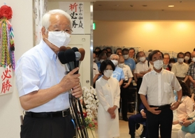 金沢和夫氏（右奥）の敗戦で考えを述べる井戸敏三知事（左）＝１８日午後８時２７分、神戸市中央区元町通１（撮影・鈴木雅之）