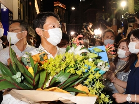 事務所で喜びの言葉を述べた後、入りきれなかった支援者から祝福される斎藤元彦氏（左）＝１８日午後８時２９分、神戸市中央区布引町３（撮影・吉田敦史）