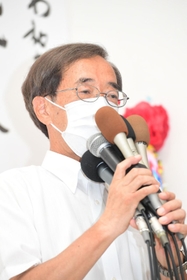 支援者への感謝を語る金沢和夫氏＝１８日午後８時１８分、神戸市中央区元町通１（撮影・中西幸大）