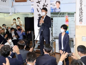 当選確実の知らせを受け、支持者にあいさつする斎藤元彦氏＝１８日午後８時１３分、神戸市中央区布引町３（撮影・小林良多）