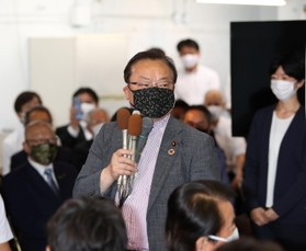 兵庫県知事選に当選した斎藤元彦氏の選挙事務所であいさつする自民党兵庫県連の谷公一会長＝１８日午後８時２１分、神戸市中央区布引町３（撮影・小林良多）