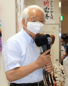 金沢和夫氏の敗戦で考えを述べる井戸敏三知事＝１８日午後８時２７分、神戸市中央区元町通１（撮影・鈴木雅之）