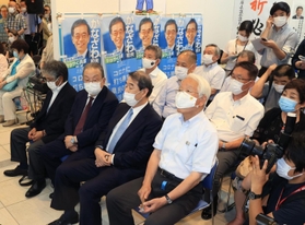 斎藤氏当選確実のニュース速報が伝えられた金沢和夫氏の支援者ら。井戸敏三知事（手前中央）も天井を見つめて聞いた＝１８日午８時４分、神戸市中央区元町通１（撮影・鈴木雅之）