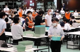 開票トラブルを受け、票を数え直す市職員ら＝１８日午後１１時４７分、西宮市中央体育館