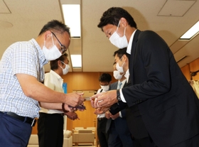 兵庫県議会自民党県議団の小西隆紀幹事長（左）を訪問し、あいさつする斎藤元彦氏（右）＝１９日午前、神戸市中央区下山手通５、兵庫県庁（撮影・小林良多）