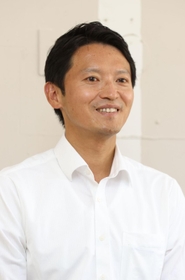 当選から一夜明け、神戸新聞社のインタビューに応じる斎藤元彦氏＝１９日午前、神戸市中央区布引町３（撮影・小林良多）