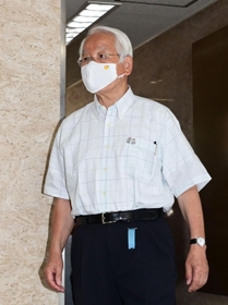 政策会議が行われる会議室に向かう井戸敏三知事＝１９日午前、兵庫県庁（撮影・中西幸大）