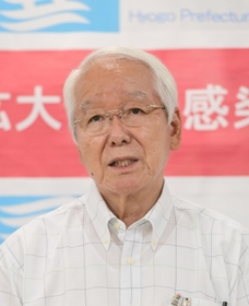 報道陣の質問に応答する井戸敏三知事＝１９日午後、神戸市中央区下山手通４、兵庫県庁（撮影・中西幸大）