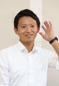 当選から一夜明け、神戸新聞社のインタビューに応じる斎藤元彦氏＝１９日午前、神戸市中央区布引町３（撮影・小林良多）