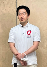 兵庫県との連携について語る吉村洋文大阪府知事＝１９日午後、大阪府庁