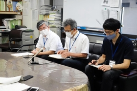開票トラブルについて説明する西宮市選管の職員ら＝西宮市役所