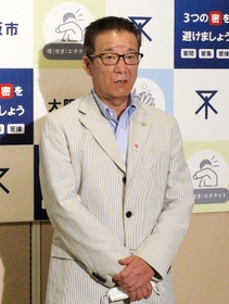 記者団の取材に応じる松井一郎大阪市長＝２０日夕、大阪市役所
