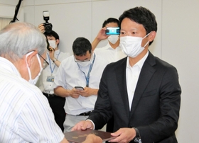 県選挙管理委員会の石堂則本委員長から知事選の当選証書を受け取る斎藤元彦氏（右）＝２０日午後、兵庫県庁