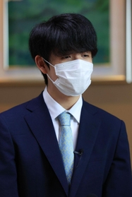 第３局へ向けて意気込みを語る藤井聡太王位＝２０日午後３時４９分、神戸市北区有馬町、有馬温泉の旅館「中の坊瑞苑」（撮影・吉田敦史）