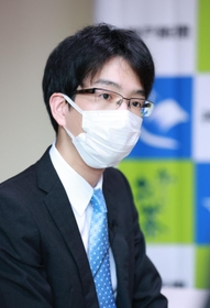 第３局へ向けて意気込みを語る豊島将之竜王＝２０日午後３時５９分、神戸市北区有馬町、有馬温泉の旅館「中の坊瑞苑」（撮影・吉田敦史）