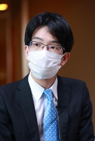 第３局へ向けて意気込みを語る豊島将之竜王＝２０日午後３時５９分、神戸市北区有馬町、有馬温泉の旅館「中の坊瑞苑」（撮影・吉田敦史）
