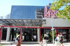 新規事業に向けた市の調査により、演劇ホールとしての存続に懸念の声が上がっているアイホール＝伊丹市伊丹２