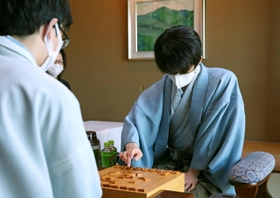 お～いお茶杯第６２期王位戦第３局で対局前に駒を並べる藤井聡太王位。左は豊島将之竜王＝２１日午前８時５４分、神戸市北区有馬町の「中の坊瑞苑」（撮影・辰巳直之）
