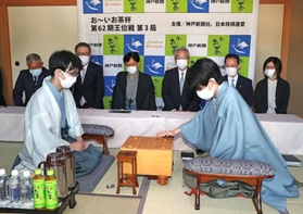 初手を指す藤井聡太王位（右）。左は豊島将之竜王＝２１日午前、神戸・有馬温泉、中の坊瑞苑（撮影・辰巳直之）