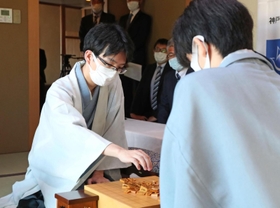 お～いお茶杯第６２期王位戦第３局で対局前に駒を並べる豊島将之竜王。右は藤井聡太王位＝２１日午前８時５３分、神戸市北区有馬町の「中の坊瑞苑」（撮影・辰巳直之）