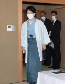 お～いお茶杯第６２期王位戦第３局で対局場に入る豊島将之竜王＝２１日午前８時４６分、神戸市北区有馬町の「中の坊瑞苑」（撮影・辰巳直之）