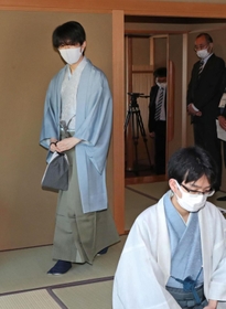 お～いお茶杯第６２期王位戦第３局で対局場に入る藤井聡太王位。手前右は豊島将之竜王＝２１日午前８時５０分、神戸市北区有馬町の「中の坊瑞苑」（撮影・辰巳直之）