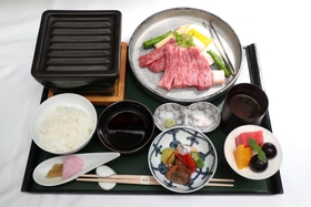 藤井聡太王位が注文した昼食の「三田牛と淡路玉葱焼き膳」＝２１日午後、神戸市北区有馬町の「中の坊瑞苑」（撮影・辰巳直之）